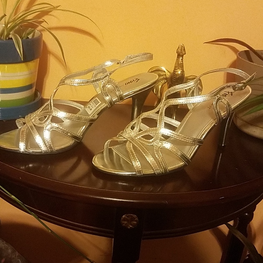 Shoes - Picture 3 of 4
